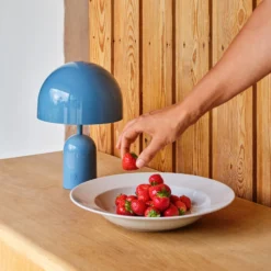 Tom Dixon Akku-Tischlampe BELL PORTABLE, hellblau 28 cm IP44