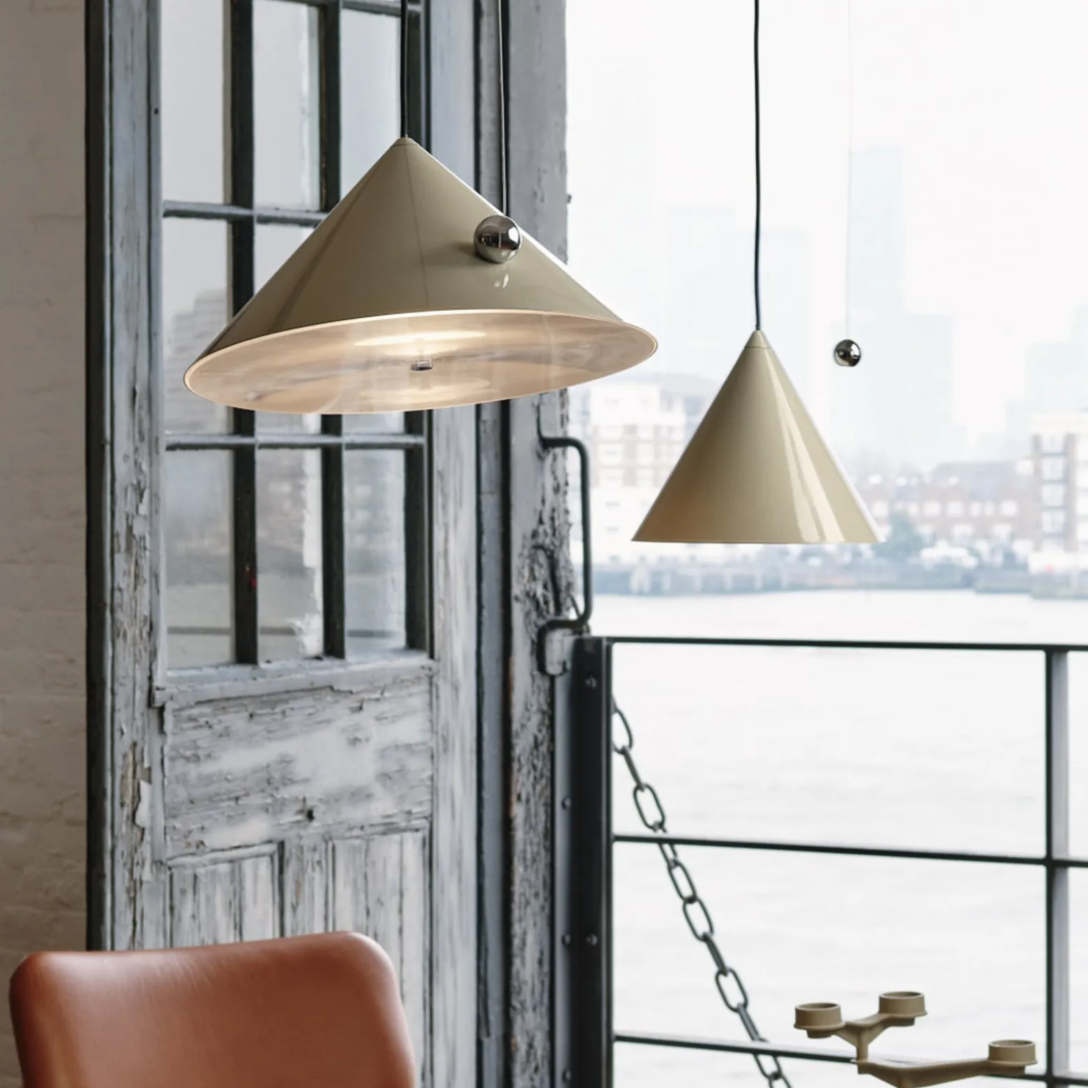 Tom Dixon LED-Hängelampe Pose, grau-beige, Ø 43 cm Stahl dim