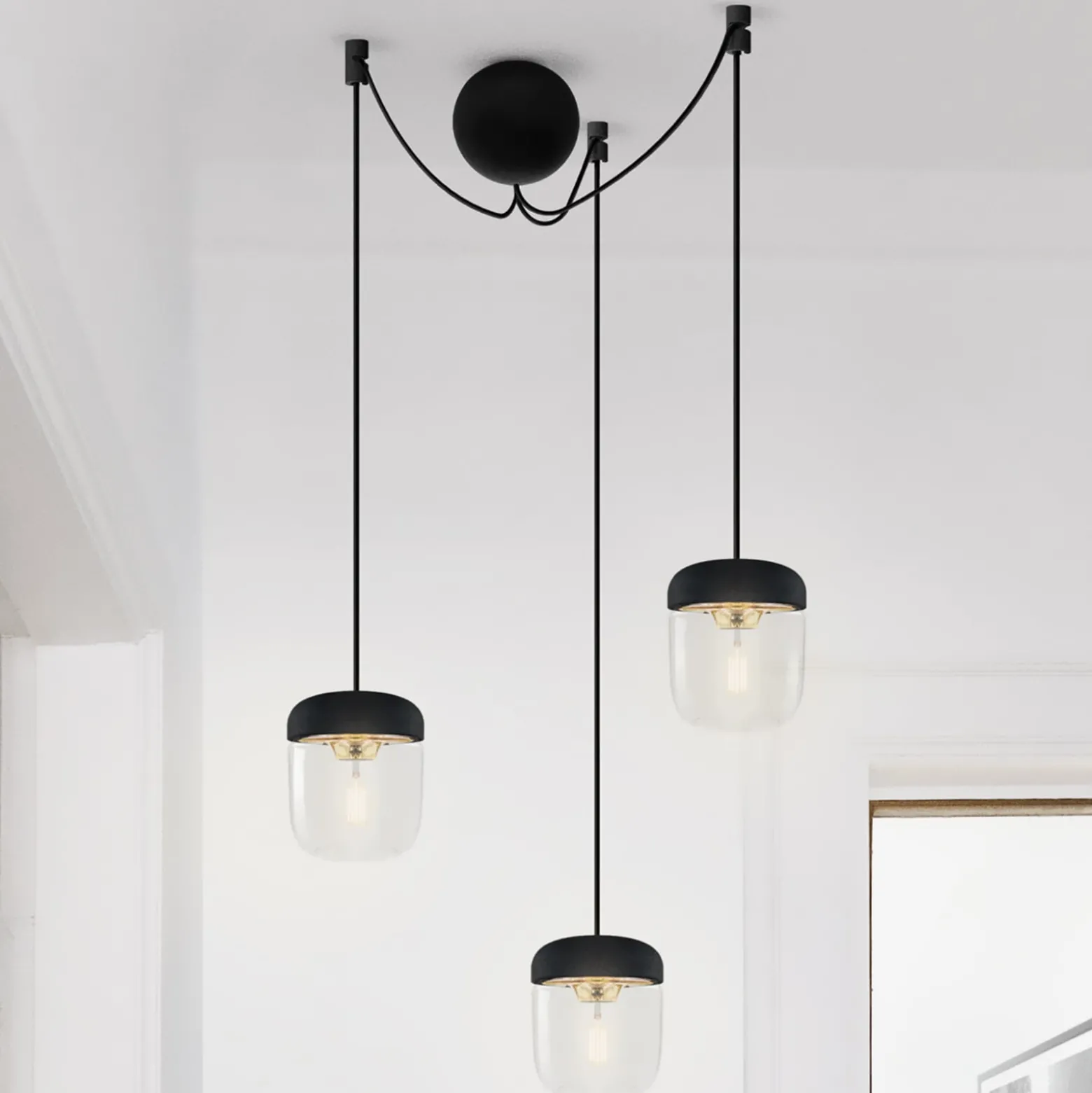 UMAGE Acorn Hängelampe 3-flg. schwarz/messing