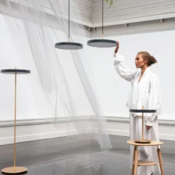 UMAGE Asteria medium Hängeleuchte messing schwarz