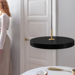 UMAGE Asteria medium Hängeleuchte messing schwarz