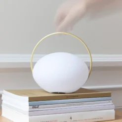 UMAGE LED-Akku-Tischleuchte Orbit, weiß/messing, IP44, CCT