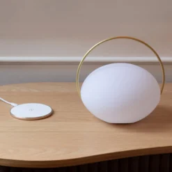 UMAGE LED-Akku-Tischleuchte Orbit, weiß/messing, IP44, CCT