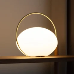 UMAGE LED-Akku-Tischleuchte Orbit, weiß/messing, IP44, CCT