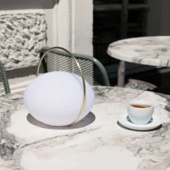 UMAGE LED-Akku-Tischleuchte Orbit, weiß/messing, IP44, CCT