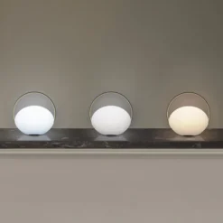 UMAGE LED-Akku-Tischleuchte Orbit, weiß/messing, IP44, CCT