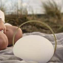 UMAGE LED-Akku-Tischleuchte Orbit, weiß/messing, IP44, CCT