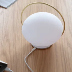 UMAGE LED-Akku-Tischleuchte Orbit, weiß/messing, IP44, CCT