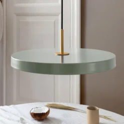 UMAGE LED-Hängelampe Asteria Medium hellgrün/messing Ø 43 cm
