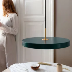 UMAGE LED-Hängeleuchte Asteria Medium, grün/messing, Ø 43 cm