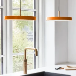 UMAGE LED-Hängeleuchte Asteria Mini, orange/messing, Ø 31 cm