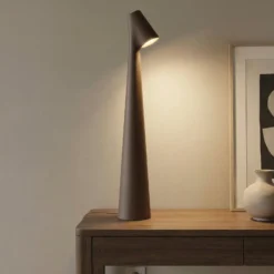 Vibia LED-Akkutischleuchte Africa, Höhe 40cm, dunkelbraun