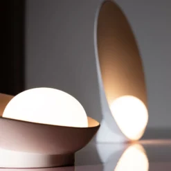 Vibia Musa 7402 LED-Tischleuchte liegend, lachs
