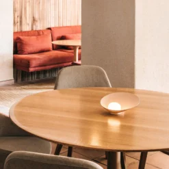 Vibia Musa 7402 LED-Tischleuchte liegend, lachs