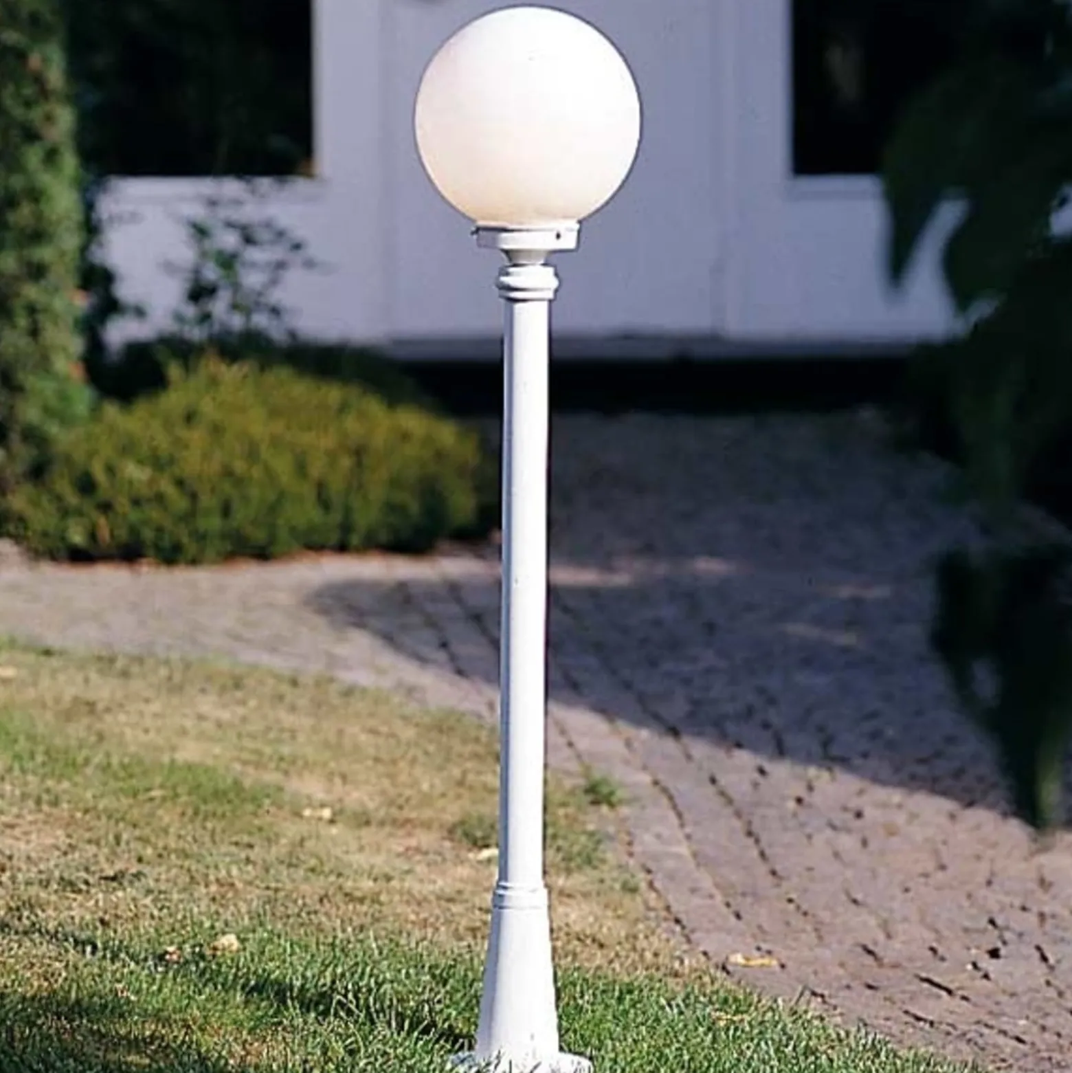 Wegeleuchte Arcturus mit Kugelschirm