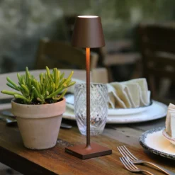 Zafferano LED-Akku-Tischlampe Poldina micro, rostbraun, IP65